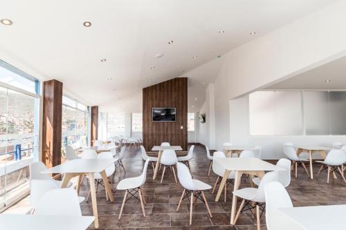 Uma TV ou centro de entretenimento em Wayqey Hotel