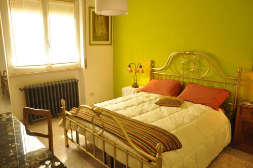 ペルージャにあるConcordiaの緑の壁のベッドルーム1室(窓付)