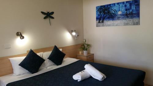 Tempat tidur dalam kamar di Cairns Gateway Resort