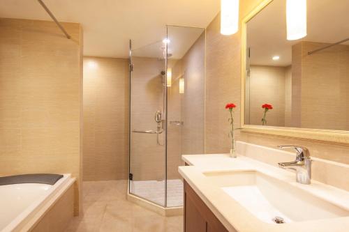 Ванная комната в Jin Jiang Pacific Hotel