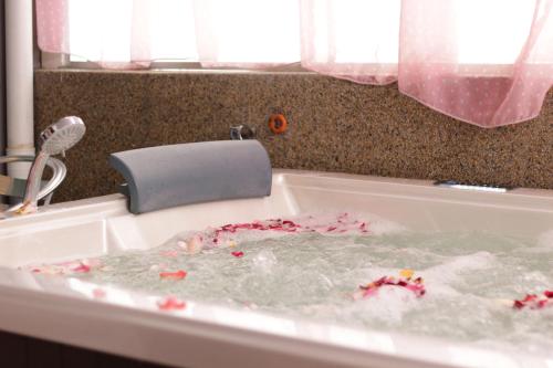 una vasca da bagno piena di detriti di Paradise Spa Hotel a Port Dickson