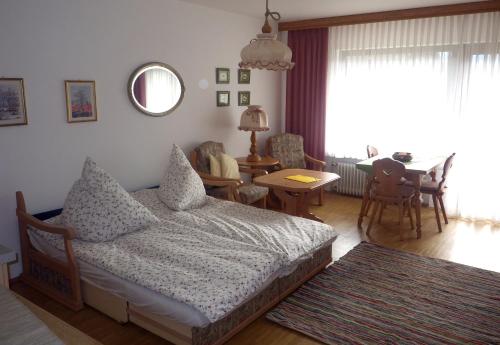 Cet appartement comprend une chambre avec un lit et un salon avec une table. dans l'établissement Farchant-Zugspitze, à Farchant