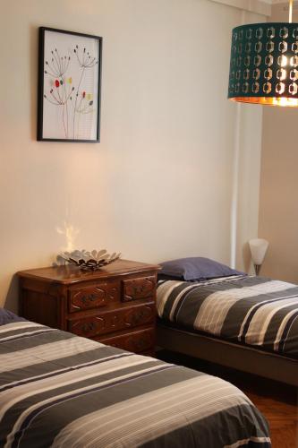 1 dormitorio con 2 camas, vestidor y una foto en Palais Haydee, en Niza