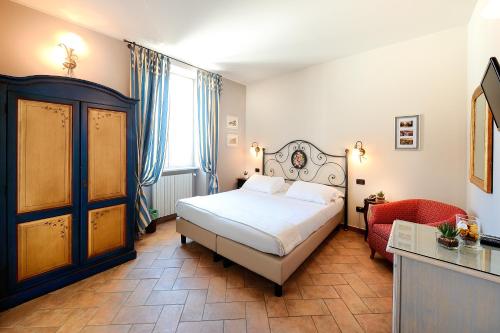 מיטה או מיטות בחדר ב-Albergo Giuan Arma di Taggia