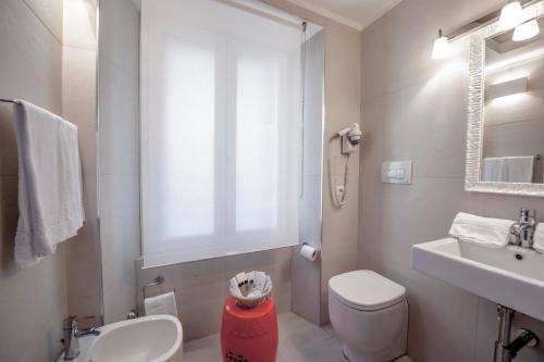 Uma casa de banho em Town House Spagna- luxury Rooms with Jacuzzi Bath