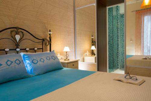 1 dormitorio con 1 cama con edredón azul en House downtown Lefkada en Lefkada