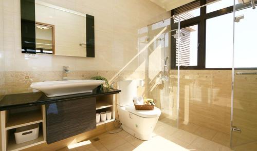y baño con aseo, lavabo y ducha. en Residents with easy places, en Taitung