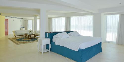 Una cama o camas en una habitación de Ibiscus Hotel