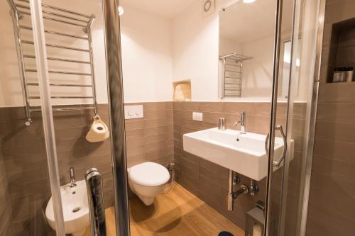 een badkamer met een toilet, een wastafel en een douche bij Casa Fabrizio ai Gradoni di Chiaia in Napels