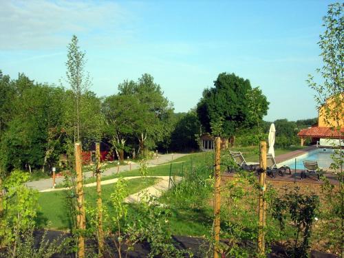 Taman di luar Les Hauts d'Albas