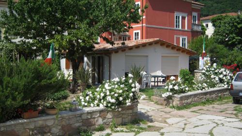 a house with white flowers in front of it at La Residence da Caterina in Vittorio Veneto