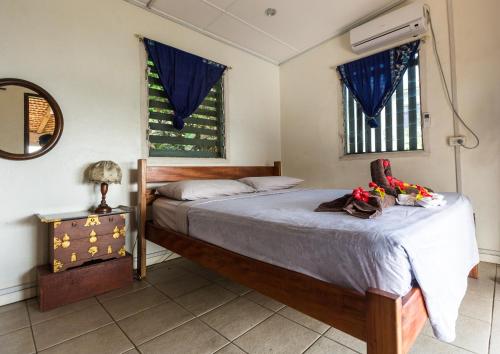 Schlafzimmer mit einem Bett und einem Spiegel in der Unterkunft Room With A View & Apartment Style in Port Vila