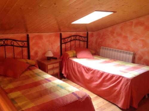 1 dormitorio con 2 camas en una habitación en Casa Rural La Vega De Gredos, en San Martín de la Vega del Alberche