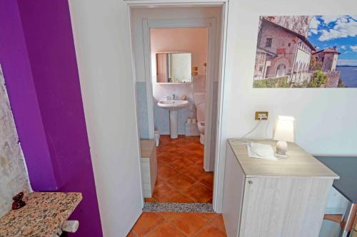 a small bathroom with a sink and a mirror at Affittacamere Caffè Nazionale in Stresa