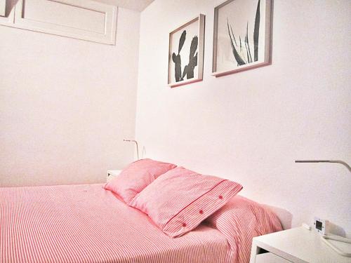 メレナラにあるApartment The East Coastのベッドルーム1室(ピンクの毛布付きのベッド1台付)