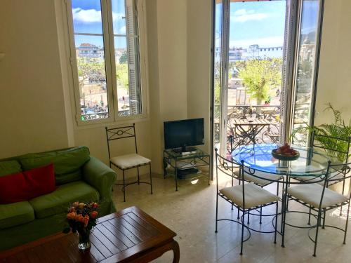 - un salon avec un canapé vert et une table en verre dans l'établissement Citilet Louis Blanc 1,2,3 - Three gorgeous, open-plan apartments, à Cannes