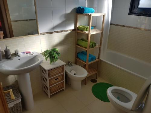 ラハレスにあるOrigo Mare Houseのバスルーム(洗面台、トイレ、シンク付)