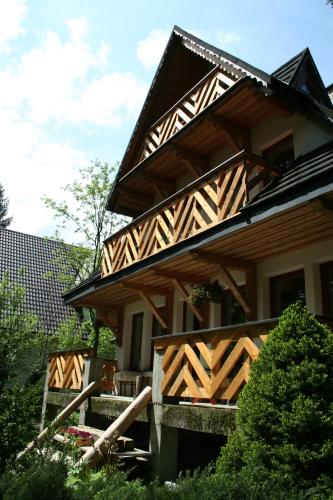 una casa construida con techo de madera en Willa Mitia, en Zakopane
