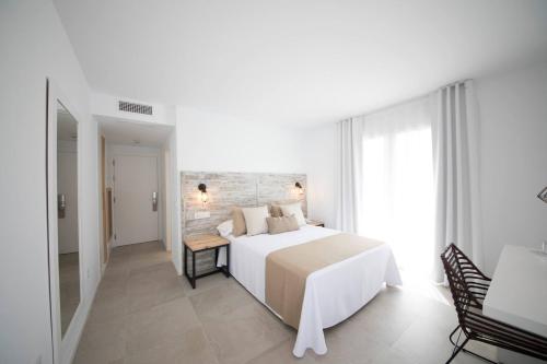 Posteľ alebo postele v izbe v ubytovaní El Trebol Bar & Hotel Only Adults