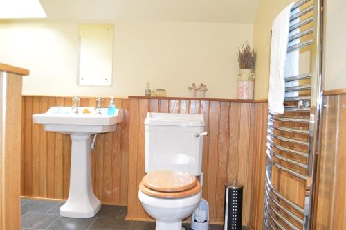 a bathroom with a toilet and a sink at Taigh na Mara in Kames