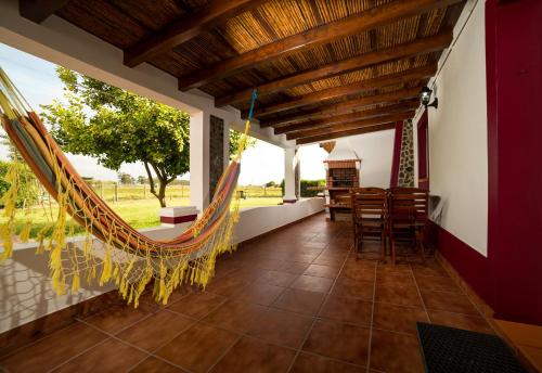 a room with a hammock in a house at Monte do Zeca in Zambujeira do Mar