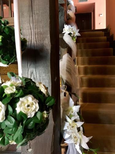 a wreath of white flowers on the stairs at Varosi 4 Seasons in Edessa