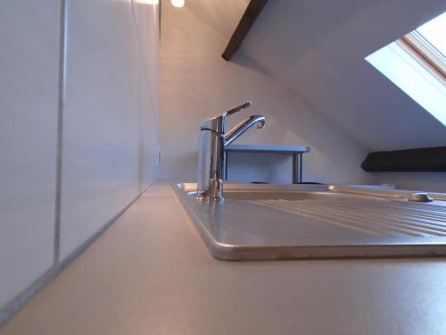 een badkamer met een wastafel en een wastafel bij Appartement BellesRives in Vesoul