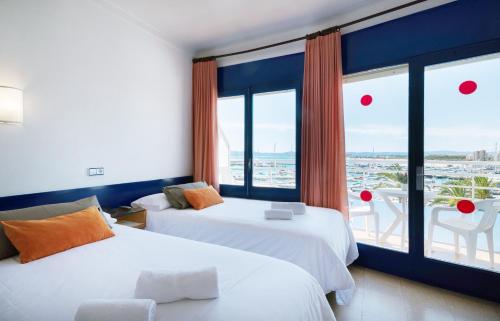 Ένα ή περισσότερα κρεβάτια σε δωμάτιο στο Hotel & Diving Les Illes