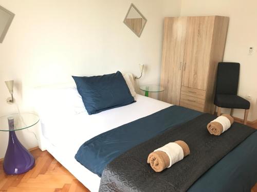 - une chambre avec un lit et des serviettes dans l'établissement Tortosa Blue, à Split