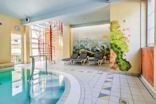 Swimming pool sa o malapit sa Hotel du Commerce - Restaurant La Table de Clervaux