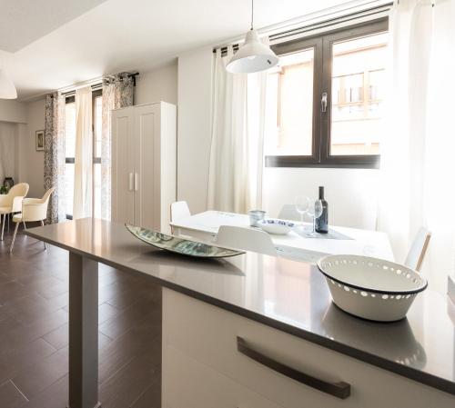 kuchnia ze stołem z miską w obiekcie 2 habitaciones Apartamento Temporada en Lucero w Madrycie
