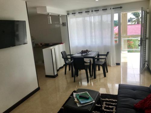 a kitchen and dining room with a table and chairs at Apartamentos Martinez in San Andrés
