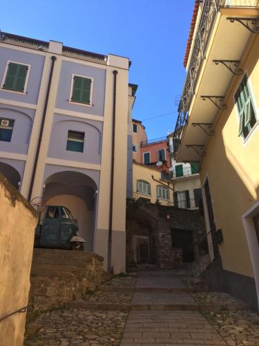 an alley between two buildings with a car parked in front at A Ca Du Barba Ge in Vallebona