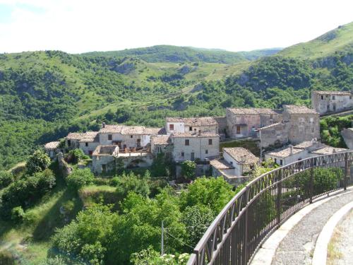 un piccolo villaggio su una collina con un ponte di La Borgata a Boiano