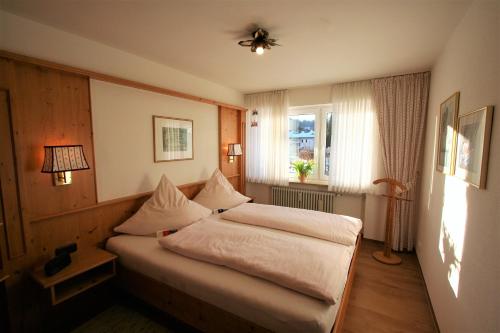 オーベルストドルフにあるAlpenflair Ferienwohnungen Whg 202のベッドルーム(ベッド1台、窓付)
