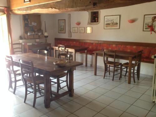 une salle à manger avec des tables et des chaises en bois dans l'établissement Chez Sylvie et Thierry, à Royer