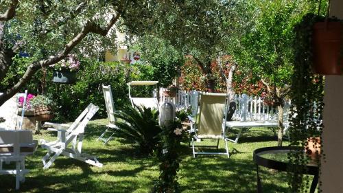 a group of lawn chairs sitting in the grass at A Casa Di Gabri in San Giovanni in Marignano