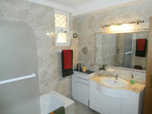 ヴィラモウラにあるCasa Bouganvilleのバスルーム(洗面台、鏡付)