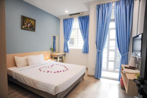 a bedroom with a bed with a flower on it at My Anh 120 Central Saigon Hotel Ben Thanh Market in Ho Chi Minh City