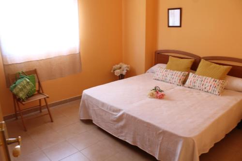 a bedroom with a bed with flowers on it at Mar Azul in Peniscola