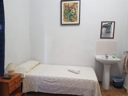 Una cama o camas en una habitación de Pensión Berti Madrid