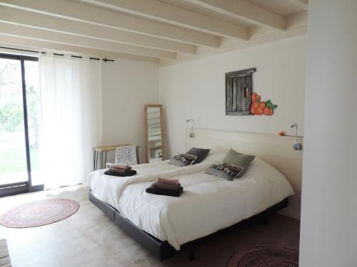 ein Schlafzimmer mit einem großen Bett mit Kissen darauf in der Unterkunft Casa Mama Mia in Moncarapacho