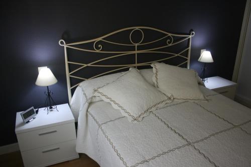サラゴサにあるFabiola Zentroのベッドルーム1室(ベッド1台、ナイトスタンド2台、ランプ2つ付)