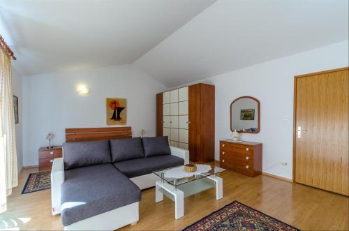 un soggiorno con un divano e un tavolo di Apartment Zdravka a Crikvenica