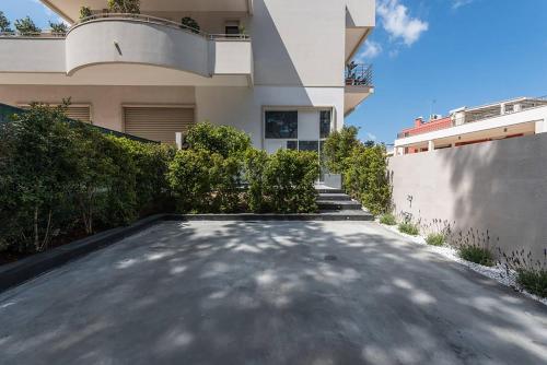 Το κτήριο όπου στεγάζεται  το διαμέρισμα