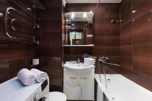 モスクワにあるLux Apartment Uralskayaのバスルーム(洗面台、トイレ、バスタブ付)