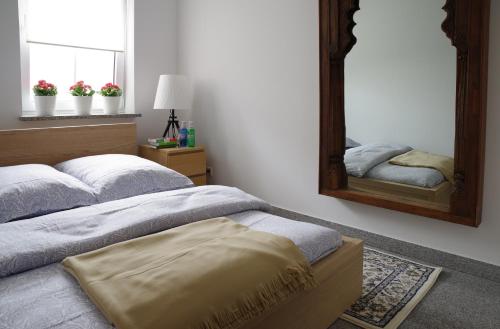 een slaapkamer met 2 bedden en een spiegel bij Apartament White in Śrem