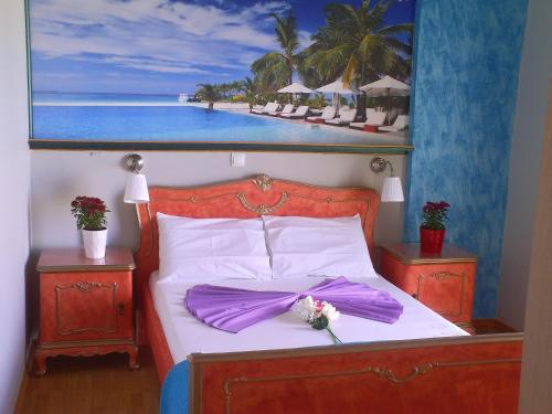 ラフィーナにあるRafina Port Paradiseのベッドルーム1室(ビーチの写真を撮影したベッド1台付)