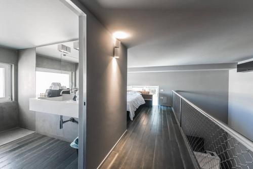 Postel nebo postele na pokoji v ubytování Grey Loft