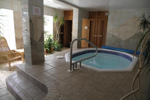 uma casa de banho com jacuzzi num quarto em Waterfront Inn em Penticton